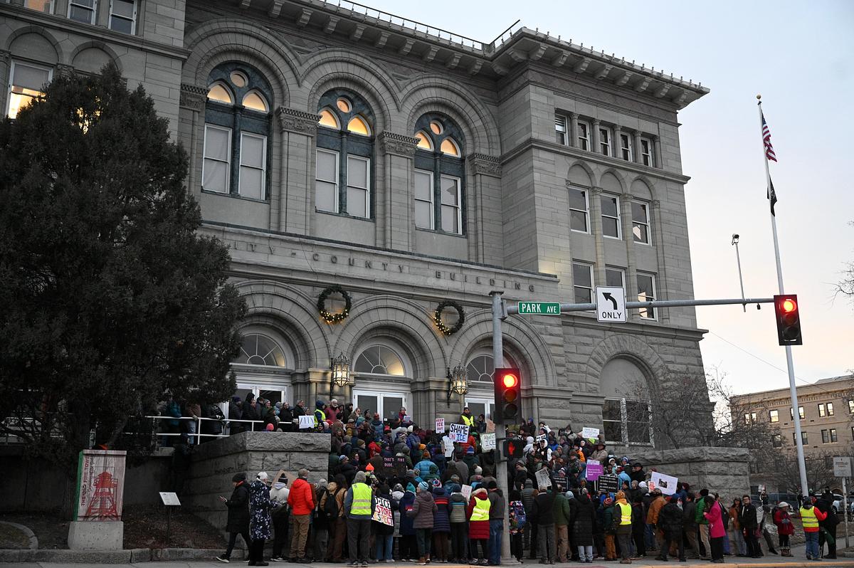 Helena commission votes to restrict local police work with ICE